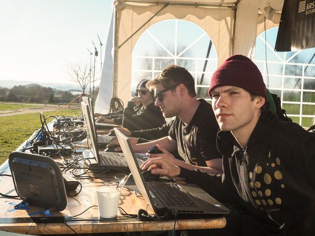 Die Flight Controller Benjamin Olson, Samuel Eckl und Simon Schmid bei den mittäglichen Probeflügen (von rechts nach links). | Foto: Martin Hieslmair