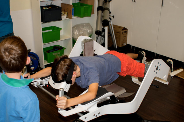 Mit der 3D-Brille auf Höhenflug ist einer der Höhepunkte, die die Kinder im Science Pool ausprobieren können. | Foto: Science Pool