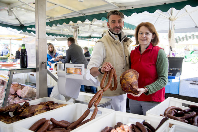 Andreas und Simone Schmiedtbauer verkaufen ihre Produkte am Bauernmarkt am Lendplatz in der dritten Generation. | Foto: Martin Wiesner