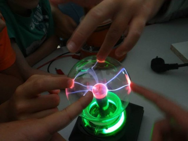 Lichtblitze in der Glaskugel | Foto: Science Pool