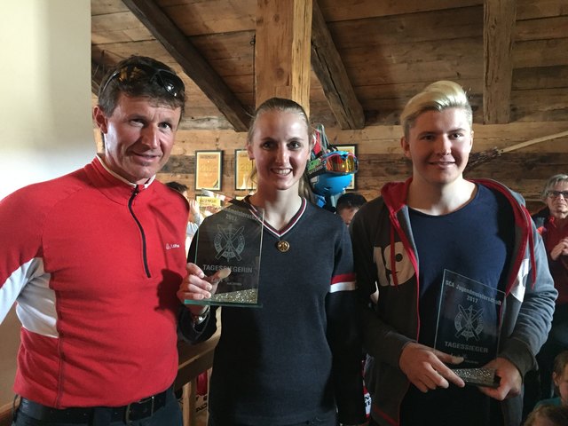 Die Tagessieger Nina Ortlieb (Mitte) und Andreas Mathies (re.) mit SCA-Vorstandsmitglied Daniel Huber (li.). | Foto: SCA