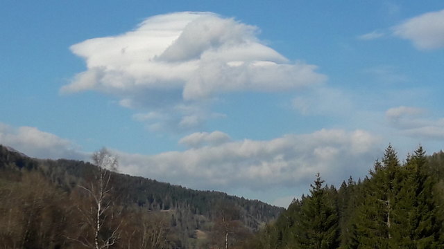 Wonach sieht diese Wolke aus? Sie veränderte sich laufend. Wir erkannten auch ein Flugzeug und einen Drache darin.