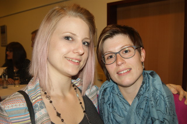 Helga Fuchs und Doris Schmid amüsierten sich beim dritten Programm der Sexualpädagogin und Kabarettistin Barbara Balldini blendend. | Foto: Huber