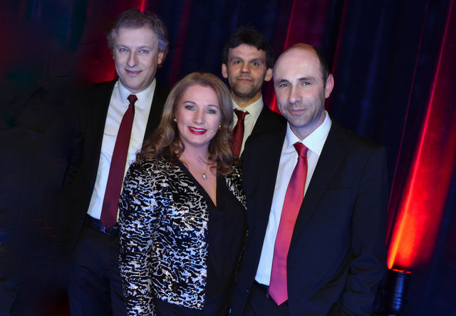 Gabriela Benesch mit Sänger Hannes Rathammer, Pianist Alexander Blach-Marius und Gitarrist Hubert Koci. | Foto: www.beneschfurrer.com