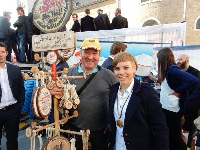 Hans Fuchs mit Super-G-Weltmeisterin Nici Schmidhofer. Seit der Junioren-WM 2005, wo sie so erfolgreich war, begleitet sie ein Ullr aus Weißpriach. | Foto: (c) Ullr-Fux