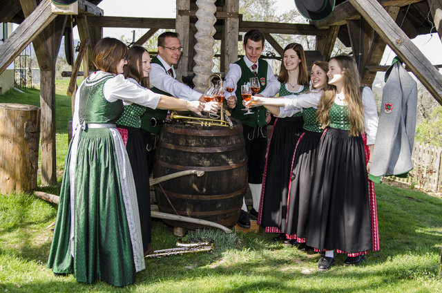 Musikerinnen, Musiker und Marketenderin in neuer Tracht