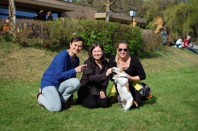 Anita Wagner, Obfrau Alice Pichler und Hundetrainerin Petra Frey mit Hund | Foto: Wir fürs Tier