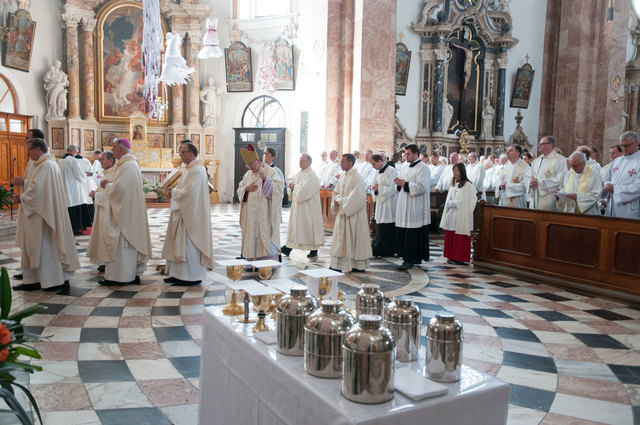 Chrisammesse im Innsbrucker Dom zu St. Jakob mit der Weihe der Heiligen Öle