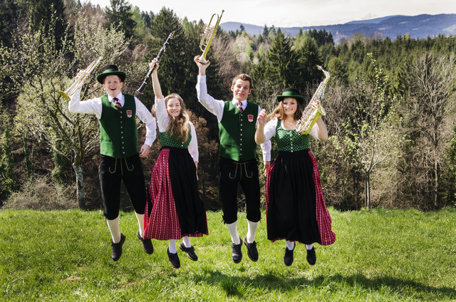 große Freude über die neue Tracht