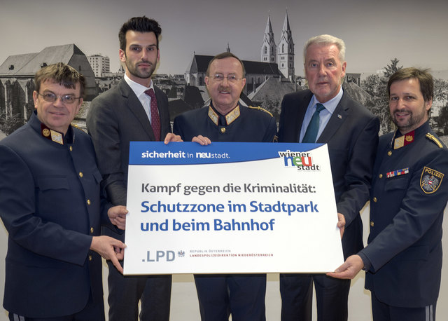 Wiener Neustadts Polizeidirektor HR Dr. Anton Aichinger, der für Sicherheit zuständige Stadtrat Udo Landbauer, Landespolizeidirektor HR Dr. Franz Prucher, Bürgermeister Mag. Klaus Schneeberger und Stadtpolizeikommandant Manfred Fries.