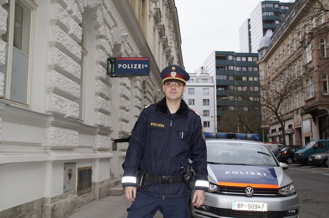 In der Hufellandgasse versieht Bezirksinspektor Andreas Groiss seinen Dienst.