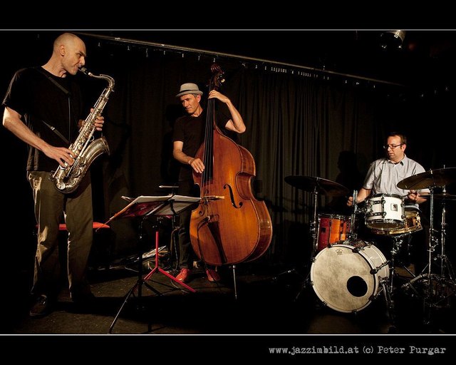 Das Trio "Hollotrio" bringt Jazzklänge in den Bumsn-Keller. | Foto: Peter Purgar