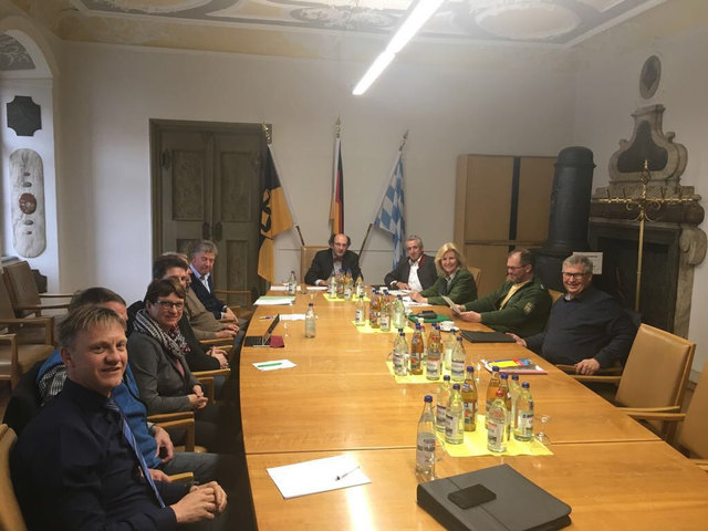 Das geplante "informelle Treffen" in Füssen wurde zu einem kleinen Verkehrsgipfel. Maria Zwölfer (3.v.r.) fühlte sich in ihren Meinungen weitgehend bestätigt. | Foto: privat