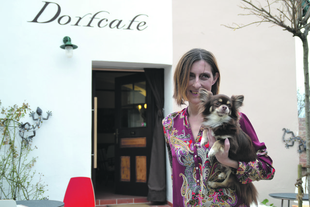 Eva gemeinsam mit Brutus:  dem heimlichen Marketing-Star im Kaffeehaus.