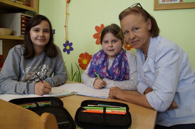 Elisabeth Wense hilft Alexandra und Natalie (v.r.) bei ihren Hausaufgaben im Hort Ruckergasse 40.