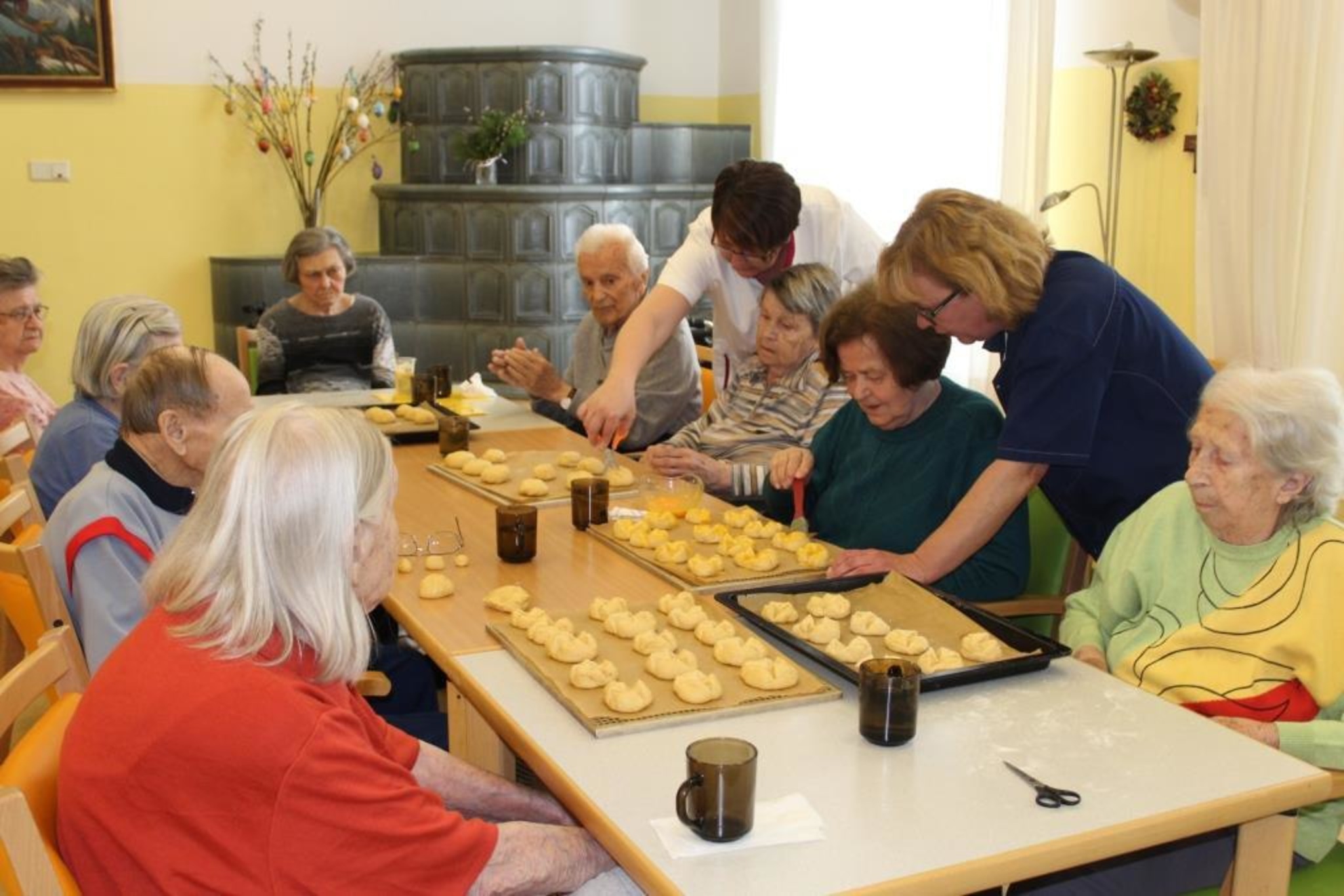 Kochen Mit Senioren Im Altenheim Rezepte Brauch: Senioren backen Osterpinzen - Klosterneuburg