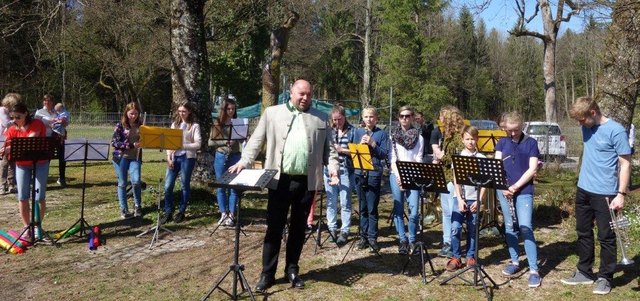 Mayrhauser und die Musiker bei der Eröffnung. | Foto: OÖ Hilfswerk