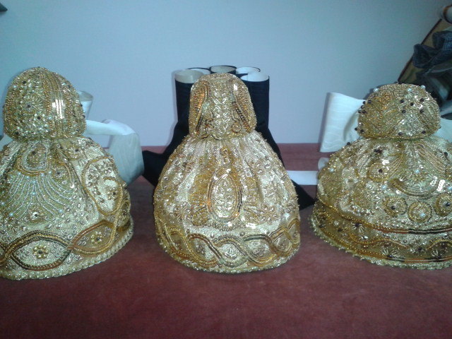 Junge und ältere Frauen tragen Hauben