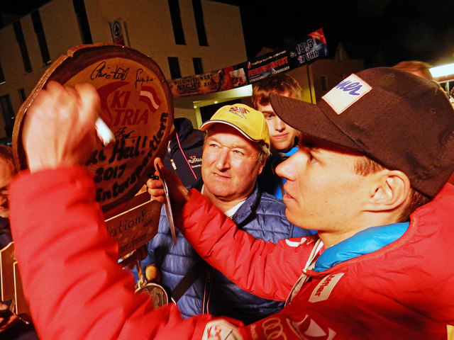 Stefan Kraft signiert die Spitze von Hans diesjährigen Ullr-Baum. | Foto: (c) Ullr-Fux