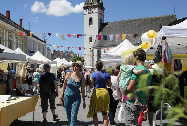 Kunsthandwerk aus Frauenhand - von Filz über Metall, Textilien, Porzellan oder Wolle - bot der 10. FrauenKunstHandwerksmarkt Ottensheim an diesem Wochenende im Ortszentrum des Donaumarktes. Traumhaftes Wetter am Samstag, weniger schönes Wetter am Sonntag, trotzdem herrschte reges Marktreiben und Interesse an den Ständen der 80 Ausstellerinnen aus Österreich und Deutschland. Der FrauenKunstHandwerksmarkt Ottensheim zählt ja zu den beliebtesten Märkten dieser Art in Österreich.      Foto: rubra