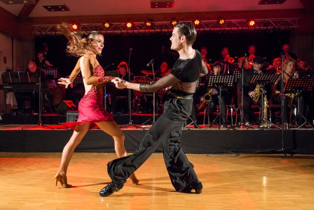 Top-Einlage: Sarah Griesbacher und Philipp Ladler tanzen.