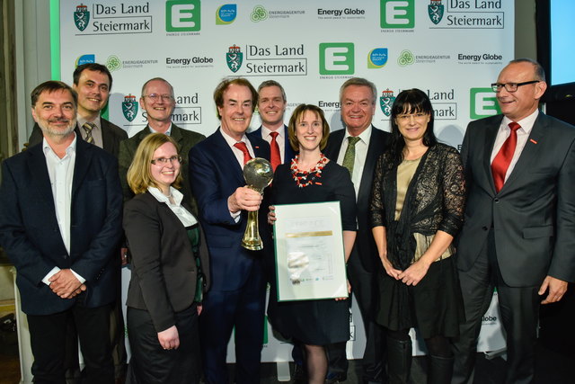 oland Pomberger (Montanuniversität Leoben, hinten 2.v.l.), KR Hans Roth (3.v.l.), Astrid Arnberger (4.v.l.) samt Team der Saubermacher Dienstleistungs AG und LR Anton Lang (3.v.r.) bei der Überreichung des Energy Globe Styria Award. | Foto: Werner Krug