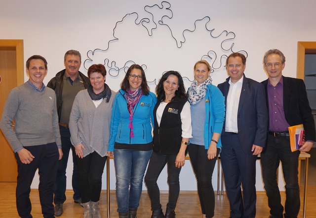 Bild von links: DI (FH) Andreas Rohregger, BGM Ing. Rudi Puecher, GRin Stefanie Margreiter, Nicol Kaltschmid, Barbara Lechner, Sonja Hotter, BGM Hannes Neuhauser, GR Mag. Josef Ascher