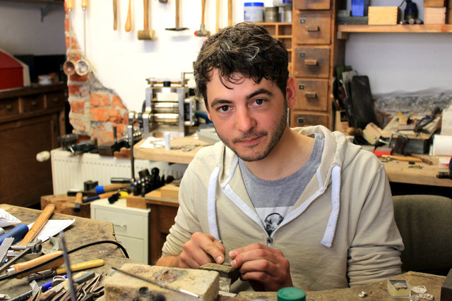 Tobias Moser ist begeisterter Goldschmied in Hallein.