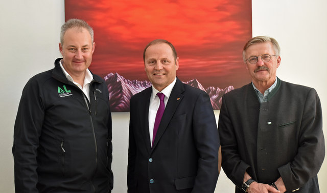 Der neue Leiter der Abteilung Wildbach- und Lawinenverbauung im Bundesministerium für Land- und Forstwirtschaft, Umwelt- und Wasserwirtschaft, Florian Rudolf-Miklau (li.) stattete in Begleitung des Leiters der Sektion Tirol, Siegfried Sauermoser (re.), LHStv. Josef Geisler einen Antrittsbesuch ab. | Foto: Land Tirol/Entstrasser-Müller