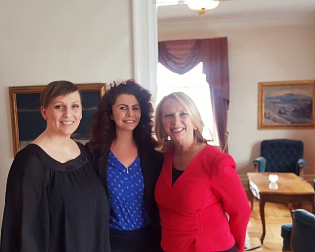 Berivan Aslan (mitte) mit Parlamentspräsidentinnen Doris Bures (Österreich) und Unnur Brá Konráðsdóttir im isländischen Parlament. | Foto: Aslan