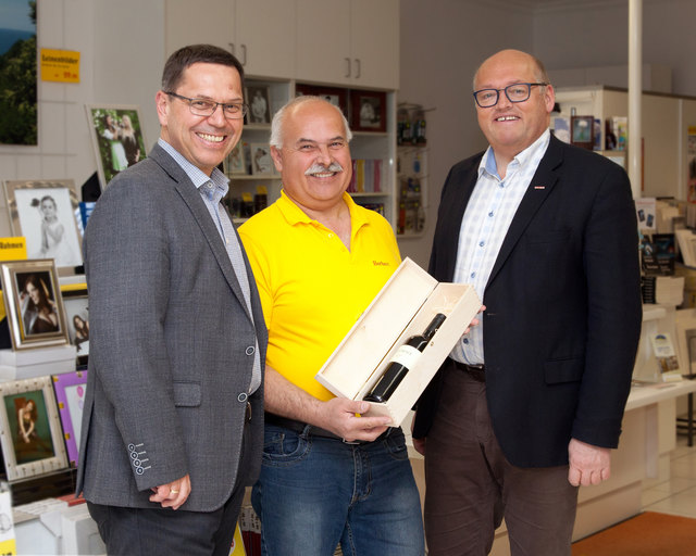 WKO-Leiter Hans Moser und WKO-Obmann Laurenz Pöttinger gratulieren Herbert Prandner zum Firmenjubiläum. | Foto: Fotostudio Prandner