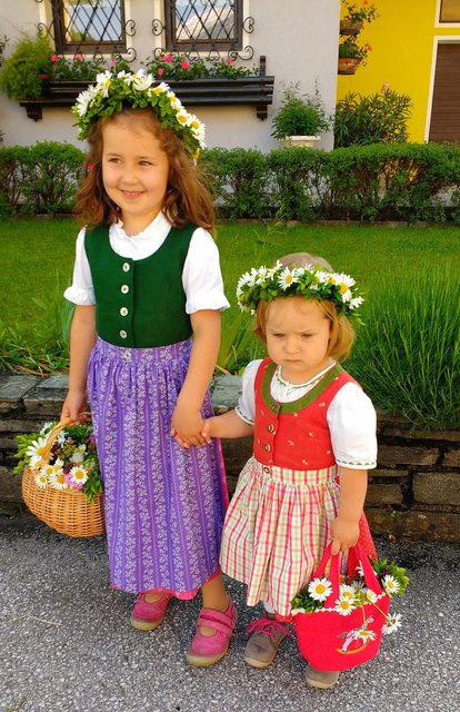 Dirndl-Kleider zum Fronleichnamsfest