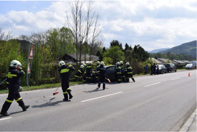 Die Feuerwehr musste die Straße säubern, damit die Polizei wieder beide Spuren so schnell als möglich freigeben konnte. | Foto: FF Wilhelmsburg