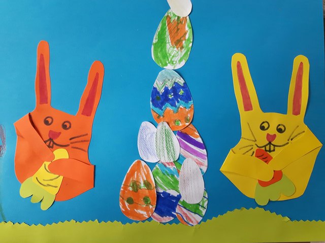 Florian 5 Jahre verkürzt sich die Wartezeit auf den Osterhasen mit Basteln.
