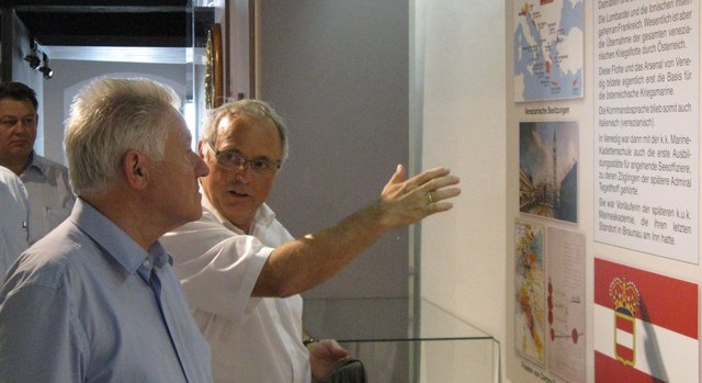 Der Landeshauptmann besucht die Sonderausstellung