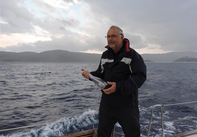 In Erinnerung der Toten auf See: Flaschenpost mit Gedenkschrift.