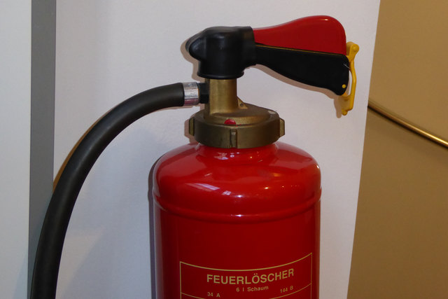 Der Hausbesitzer konnte mit einem Handfeuerlöscher den Brand unter Kontrolle bringen.