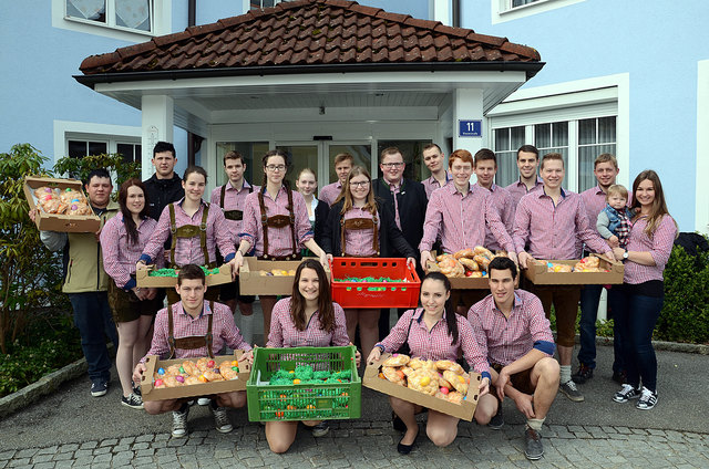 Die Landjugend mit den Leiterinnen Julian Lehner und Julia Auinger mit den Ostergeschenken vor dem Altenheim. | Foto: Josef Pointinger