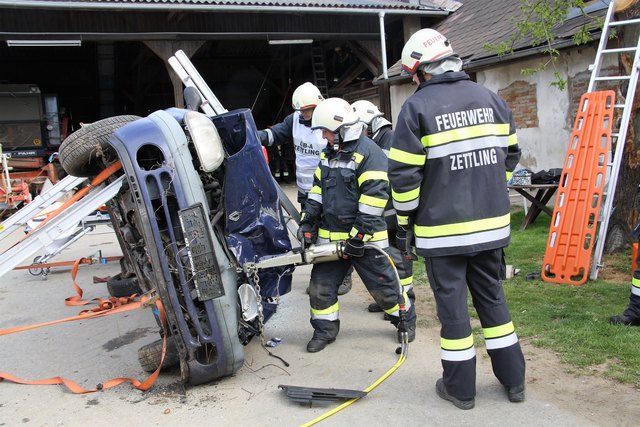 In einer Übung stabilisierte die FF Zettling erst das Auto, schnitt das Dach runter und rette zwei Insassen.