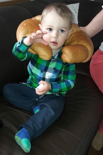 Rafael weiß noch nicht so recht, was er mit dem traditionellen "Goden-Kipferl" zu Ostern anfangen soll!