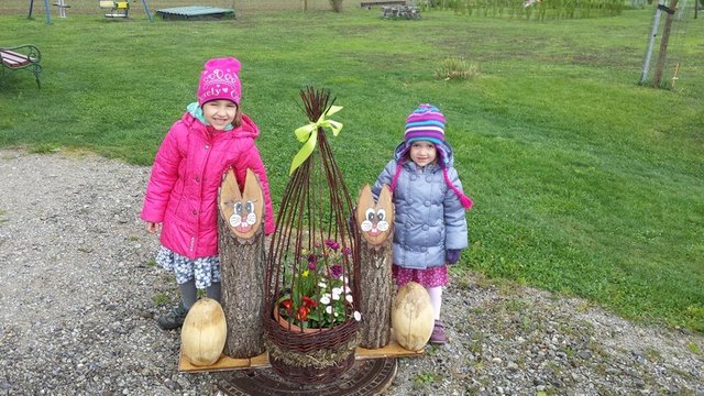 Miriam und Marlene haben viel Freude mit der Osterdeko, welche sie mit ihrem Papa gebastelt haben.