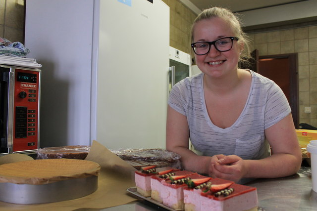 Marina Neureiter 20 Jahre alt, aus Sankt Koloman, bäckt Torten und Kuchen in Schnittenform.