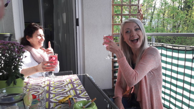 Meine (stief) MAMA ♡♡  Weil sie für mich alles ist und sie einfach immer eine Schulter zum anlehnen hat und ein offenes Ohr ♡  Weil sie mich mit meiner Krankheit unterstützt und mich immer zum lachen bringt ♡♡   Weil wir nach 8 Jahren endlich wieder zueinander gefunden haben ♡ & auch weil sie für meine Tochter eine wundervolle OMA ist ♡♡♡♡♡