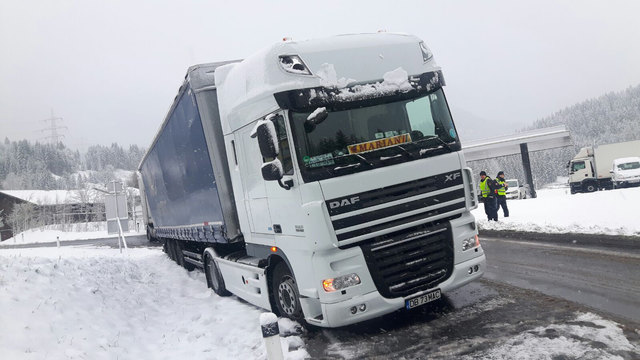 Da ging vorübergehend nichts mehr. Dieser LKW blieb auf der B179 am Dienstag hängen. | Foto: Zoom Tirol
