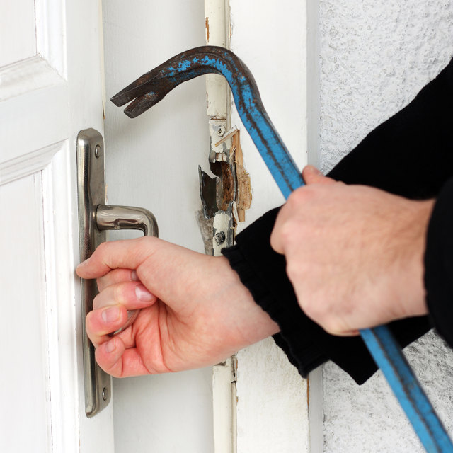 Vergeblich mühten sich noch unbekannte Täter an den Außentüren eines Cafés in Gallspach. | Foto: Foto: Koszivu/Fotolia