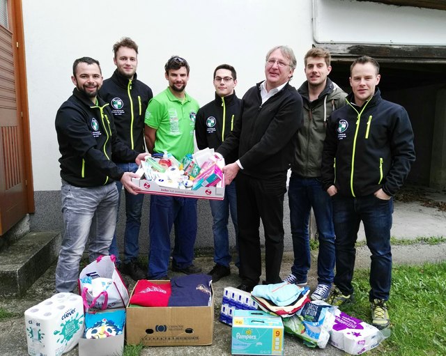 Michael Kleinl, Martin Uhl, Michael Jaidl, Lukas Zwingl, Pfarrer Günther Kroiss, Thomas Leeb und Stefan Pinterich bei der Übergabe