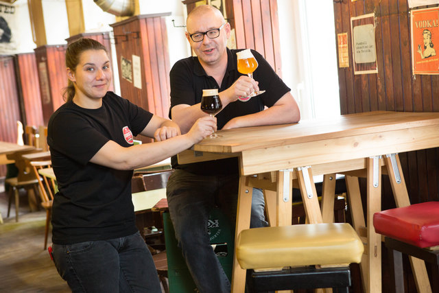 Das preisgekrönte "Domrep Pils" von Dominique Schilk und Adalbert Windisch ist nun auch für Bierliebhaber im Burgenland erhältlich.