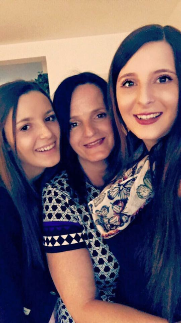 Unsere Mama ist einfach die Beste, weil sie immer für uns da ist, uns bei all unseren Träumen unterstützt und uns genau so lieb hat wie wir sind! Sonst steht unsere Familie immer an erster Stelle und deshalb hat sie einen Tag verdient an dem sie im Mittelpunkt steht. Wir lieben dich Mama!