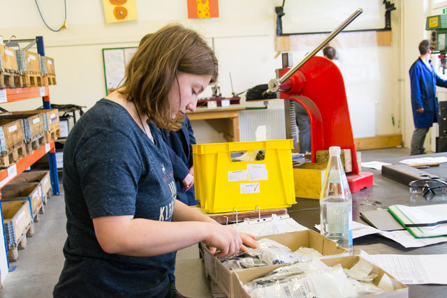 Eine Jugendliche bei ihrer Tätigkeit in einem Arbeitsbereich des OÖZIV Joker Hofes in Tollet. | Foto: OÖZIV | Katharina Kühn
