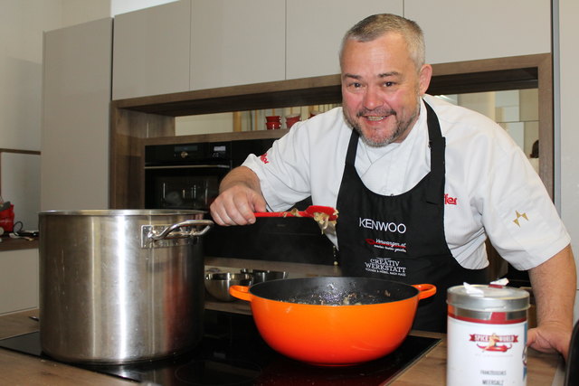 Thomas Verwanger beim Kochen, auf dem Tagesprogramm "Schwammerl-Lasagne".
